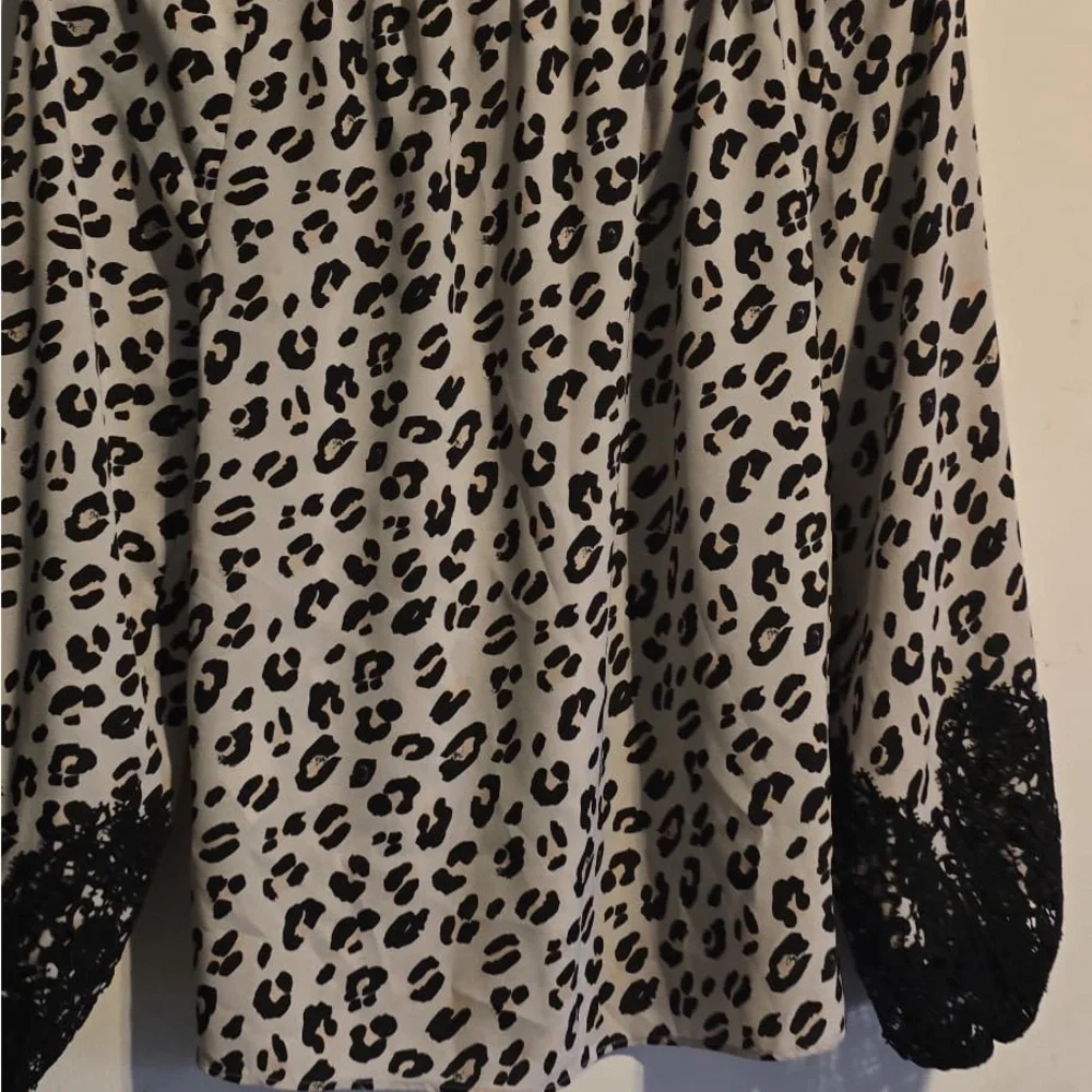 Elegant Black and White Leopard Blouse with Lace Trim - Picture 8 of 15